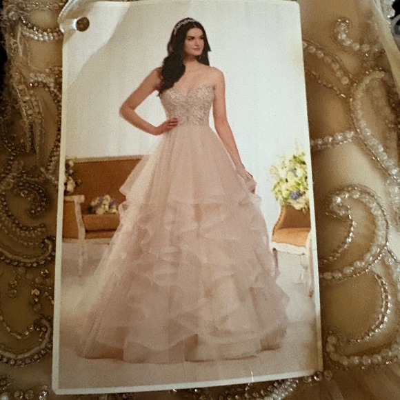 Chic Cream Strapless Wedding Dress - Picture 3 of 6